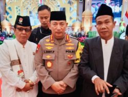 Gus Kurnain (berkacamata) saat bersama Kapolri Jenderal Listyo Sigit 