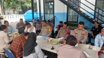 Wakapolres Metro Jakarta Utara AKBP James H. Hutajulu meninjau langsung kesiapan operasional Satuan Pelayanan Pemenuhan Gizi (SPPG) 1 Pegangsaan Dua, Kelapa Gading, Jakarta Utara, Senin (27/10/2025).