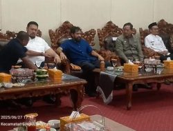 Gubernur Aceh .H Muzakir Manaf Bersama Istri Dan Rombongan Tiba Di Bandara Syekh Hamzah Fansuri Desa Kampung Baru