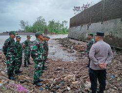 Koramil 0825/14 Kabat Bersama Polsek Kabat Sisir Pantai Pondoknongko Untuk Bantu Pencarian Korban Kapal Tenggelam Di Selat Bali