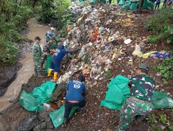 Aksi Produktif Kodim 0825/Banyuwangi Bersama Sungai Watch Bersihkan Sampah di Sungai Alas Malang