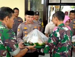 Koramil 0825/04 Genteng Beri Kejutan Tumpeng HUT Bhayangkara ke-79 di Polsek Genteng