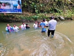 Pembaptisan Perdana Di jemaat Pelita Menggerba Kampung Esnam Distrik Merdey Kabupaten teluk Bintuni Propinsi Papua Barat.