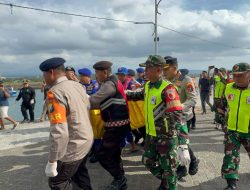 Anggota Kodim 0825/Banyuwangi Evakuasi Penemuan Mayat Korban Tenggelamnya KMP Tunu Pratama Jaya di Pantai Boom Marina