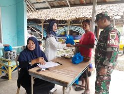 Babinsa Distribusikan Makanan Bergizi untuk Ibu dan Balita di Pebayuran