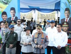 Menhut Serahkan SK Perhutanan Sosial Kepada Kelompok Tani