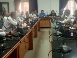 Ratusan Orang Dari Aliansi Masyarakat Peduli Keadilan (A M P K) Berunjuk Rasa Di Kantor DPRD Deli Serdang