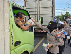 Polresta Banyuwangi Peduli; Bagikan Mamiri Kepada Pengguna Jalan yang terjebak Kepadatan di Pelabuhan Ketapang