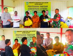 Kepala Distrik Merdey Yustina Ogoney, SE,.MM secara resmi menyerahkan bantuan kemiskinan extreme kepada masyarakat Distrik Merdey.