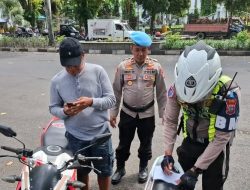 Satuan Lantas Polres Bitung Melaksanakan Operasi Patuh Samrat 2025 Gabungan Di Depan Kantor Walikota Bitung Sekalian Memeriksa Kendaraan Yang Tidak Lengkap Dan Akan Di Berikan Pembinaan Oleh Sat Lantas Polres Bitung Demi Keselamatan Berlalulintas
