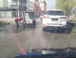 Terlihat Masyarakat Pemakai Jalan lintas Menyuci Becak Di Jalan Lintas Jalur Dua Kecamatan Gunung Meriah