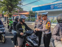 Manisnya Tertib Berlalu Lintas, Sat Lantas Polres Jember Bagikan Coklat ke Pengendara Patuh