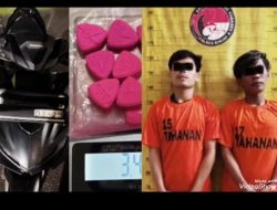 Gugup saat melintas melihat petugas,dua bandar inex tabrak polisi dengan sepeda motor,gol lah