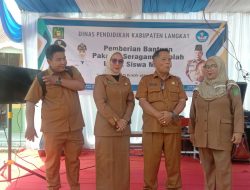Bupati Langkat serahkan bantuan seragam sekolah kepada siswa kurang mampu