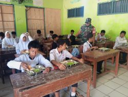 Babinsa Kodim 0509/Bekasi Distribusikan 3.303 Porsi Makanan Bergizi ke Siswa di Pebayuran
