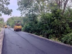 PUPR Aceh Barat Aspal Jalan Seuneubok, Warga Johan Pahlawan Nikmati Akses Lebih Baik