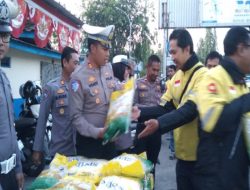 Polres Karawang Berbagi Bantuan Sosial Kepada Drivel Ojol Karawang