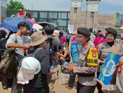 ‎Polwan Polda Metro Jaya Bagikan Air Mineral ke Massa Aksi di DPR/MPR