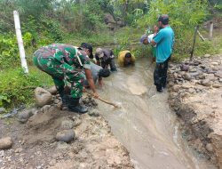 Babinsa Bersama Warga Gotong Royong Mengalirkan Saluran Air Yang Tersumbat