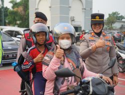 Hari Jadi Polwan ke-77, Kapolres Metro Bekasi Gelar Yanmas Pagi di TL Pos Lantas Jurong, Bagikan Bingkisan ‎