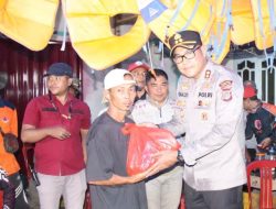 Kapolres Lampung Barat Turun Langsung Salurkan Bantuan untuk Korban Banjir