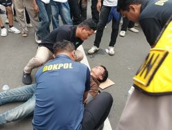 ‎Peserta Aksi di Monas Alami Kejang, Polisi Sigap Berikan Pertolongan ‎
