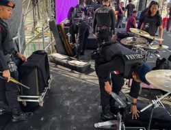 Brimob Polda Metro Jaya Pastikan Keamanan dan Kenyamanan Penonton di Awesome Skool Fest 2025 Ancol.