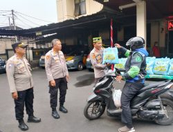 Polsek Cipayung Salurkan Bantuan Sembako Kapolda Metro Jaya kepada Warga dan Ojol ‎