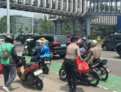 ‎Dit Samapta Polda Metro Jaya Bagikan Makan Siang untuk Masyarakat di Depan Pintu Jagatama