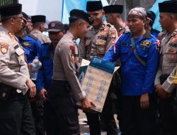 ‎Polisi Bagikan Air Mineral dan Roti di Tengah Aksi Buruh ‎