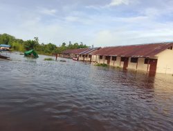 Banjir Rendam SD Negeri 1 Taruwa, Siswa Terpaksa Apel di Tengah Air