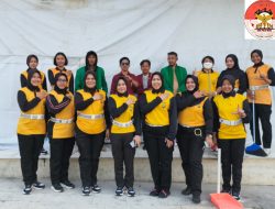 Polwan Ditlantas Polda Metro Jaya Bersama Mahasiswa Gelar Kurve di Pos Polisi Pasca Demo