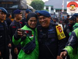Aksi Damai Ojol Peluk dan Salami Brimob di Kwitang