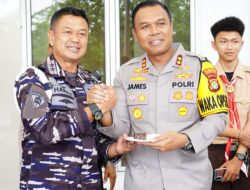 ‎Wakapolres Metro Jakarta Utara Beri Kejutan HUT ke-80 TNI AL di Puspomal