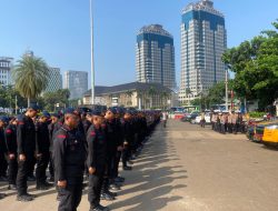 Brimob Polda Metro Jaya Hadir Humanis Kawal Aksi Unjuk Rasa Damai di Kawasan Monas