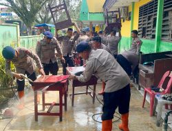 Brimob Polda Sumut Turun Tangan Bersihkan SMP Negeri 1 Tanjung Pura Pasca Banjir