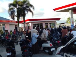 Luar Biasa Antrian Pajang Di SPBU Lipat Kajang Dari Pagi Sampai Malam Hari Karna Langkahnya BBM Di Aceh Singkil .