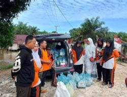 UPTD SPF SDN Sintuban Makmur di Momen HGN Berbagi Kepada Warga Terdampak Banjir