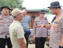 Kapolres Langkat Salurkan Bansos melalui jalur sungai palu, untuk Warga Terdampak Banjir di Dusun Pematang Sentang
