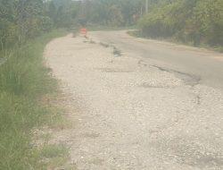Jalan Lintas Subulusalam Aceh Singkil Desa Bulu Sema Suro Makmur Terlihat Butuh Cepat Perbaikan Sebelum Terjadi Longsor .
