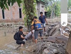 Kapolres Langkat Tercebur Saat Salurkan Bansos Banjir, Tetap Utamakan Warga