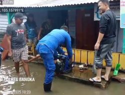 Satpol Airud Polres Bangka Barat Keringkan Puluhan Rumah Warga Terdampak Banjir ROB di Mentok