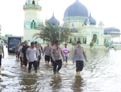 Kapolres Langkat Turun Langsung Serahkan Bantuan Banjir ke Institut JMT Tanjung Pura