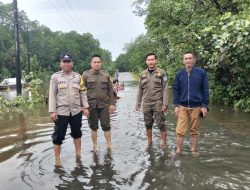 Polsek Jebus Polres Bangka Barat Bantu Warga Terdampak Banjir dan Kerusakan Infrastruktur