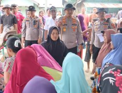 Polres Langkat Salurkan Bansos kepada Warga Terdampak Banjir di Lingkungan VII Batang Selemak dan Lingkungan IX Stasiun, Kelurahan Bukit Kubu