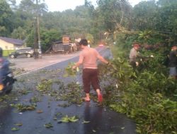 Public Service Pasca Cuaca Ekstrem, Kapolres Bangka Barat Pastikan Jalan Raya Desa Pelangas Aman