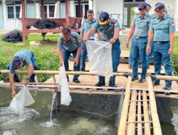 Dukung Ketahanan Pangan, Lanal Bengkulu Laksanakan Pelepasan Bibit Ikan Nila, Gurami, dan Lele
