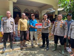 Kasat Samapta dan Kapolsek Padang Tualang Salurkan Bantuan kepada Pengungsi Banjir di Kecamatan Padang Tualang