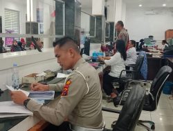 Pelayanan Publik di Samsat Stabat Berjalan Profesional dan Transparan, Polres Langkat Pastikan Hak Wajib Pajak Terpenuhi  Langkat — Komitmen Polres Langkat dalam meningkatkan kualitas pelayanan publik terus diwujudkan melalui pelayanan prima di Samsat Stabat. Seluruh rangkaian layanan dilaksanakan sesuai prosedur yang berlaku, dengan mengedepankan prinsip transparansi, akuntabilitas, dan kemudahan bagi masyarakat.  Setiap wajib pajak yang datang ke Samsat Stabat disambut oleh petugas untuk mendapatkan layanan pembayaran pajak tahunan, penggantian STNK, pengurusan STNK hilang, mutasi kendaraan, hingga Bea Balik Nama (BBN). Sejak awal, petugas informasi hadir memberikan penjelasan lengkap terkait persyaratan dan alur pelayanan, sehingga masyarakat memperoleh kepastian dan kenyamanan dalam mengurus administrasi kendaraan bermotor.  Proses pelayanan dilanjutkan dengan cek fisik kendaraan bagi wajib pajak yang mengurus ganti STNK, mutasi, STNK hilang, dan BBN. Setelah itu, wajib pajak mengambil dan mengisi formulir, melakukan pendaftaran, serta menjalani proses entry data dan pengesahan yang dilakukan secara teliti oleh petugas di loket PEPENDA. Tahapan pembayaran dilakukan melalui loket Bank Sumut, sebelum diteruskan dengan pencetakan SKPD, STNK, hingga TNKB.  Kasat Lantas Polres Langkat AKP Mhd. Tommy Franata, S.T.K., M.H., M.T., menegaskan bahwa seluruh tahapan pelayanan di Samsat Stabat dirancang untuk memastikan tidak ada proses yang berbelit dan setiap wajib pajak mendapatkan haknya secara adil. Kamis (18/12/25)  “Kami memastikan setiap layanan berjalan sesuai prosedur, transparan, dan dapat dipertanggungjawabkan. Prinsip kami sederhana, masyarakat harus dilayani dengan cepat, jelas, dan nyaman tanpa ruang bagi praktik yang menyimpang,” ujar AKP Tommy.  Ia menambahkan, kehadiran personel Satlantas di Samsat bukan hanya menjalankan fungsi administratif, tetapi juga sebagai bentuk pelayanan negara yang langsung dirasakan masyarakat dalam kehidupan sehari-hari.  Sejalan dengan hal tersebut, Kapolres Langkat AKBP David Triyo Prasojo, S.H., S.I.K., M.Si., menekankan bahwa pelayanan publik merupakan wajah utama Polri di mata masyarakat. Menurutnya, kualitas pelayanan akan sangat menentukan tingkat kepercayaan publik terhadap institusi kepolisian.  “Pelayanan di Samsat adalah bentuk nyata kehadiran Polri sebagai pelayan masyarakat. Karena itu, setiap personel harus bekerja profesional, berintegritas, dan berorientasi pada kepuasan publik. Pelayanan yang baik bukan hanya soal cepat, tetapi juga soal kejujuran, kepastian, dan rasa keadilan,” tegas Kapolres.  AKBP David juga menyampaikan bahwa Polres Langkat terus melakukan pengawasan dan evaluasi agar pelayanan Samsat Stabat semakin adaptif terhadap kebutuhan masyarakat, seiring perkembangan teknologi dan tuntutan pelayanan publik yang semakin tinggi.  Dengan sistem pelayanan yang tertata, prosedur yang jelas, serta sinergi antarinstansi di Samsat Stabat, Polres Langkat berharap masyarakat semakin sadar dan patuh dalam memenuhi kewajiban administrasi kendaraan, sekaligus merasakan kehadiran Polri sebagai institusi yang profesional, humanis, dan dapat dipercaya.