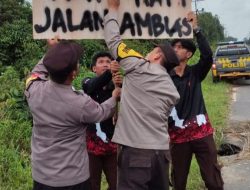 Operasi Lilin Menumbing 2025, Kapolres Bangka Barat Perintahkan Personel Pasang Rambu Jalan Amblas di Simpang Teritip